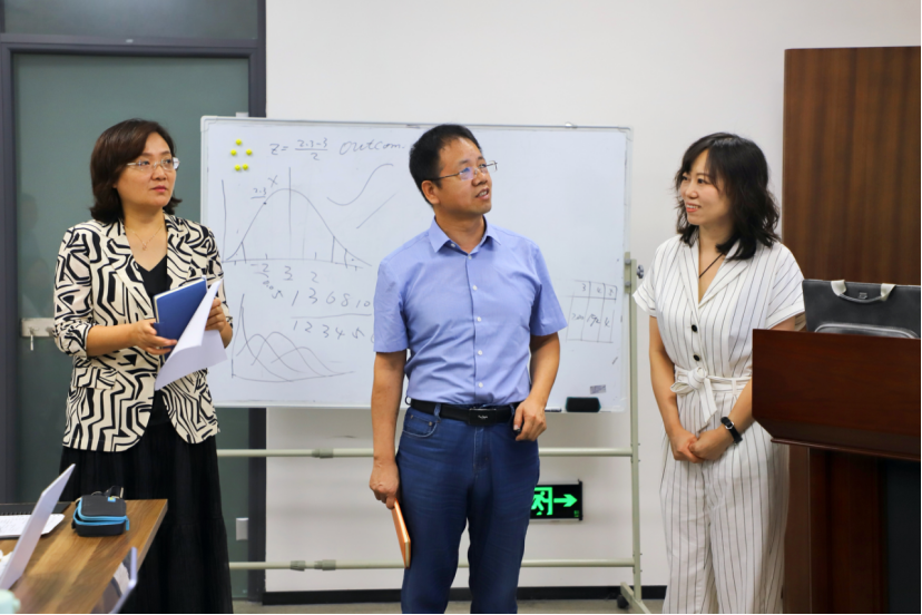 新学期伊始，学院院长白刚、党委书记张晓萌带队深入教学一线听课督导
